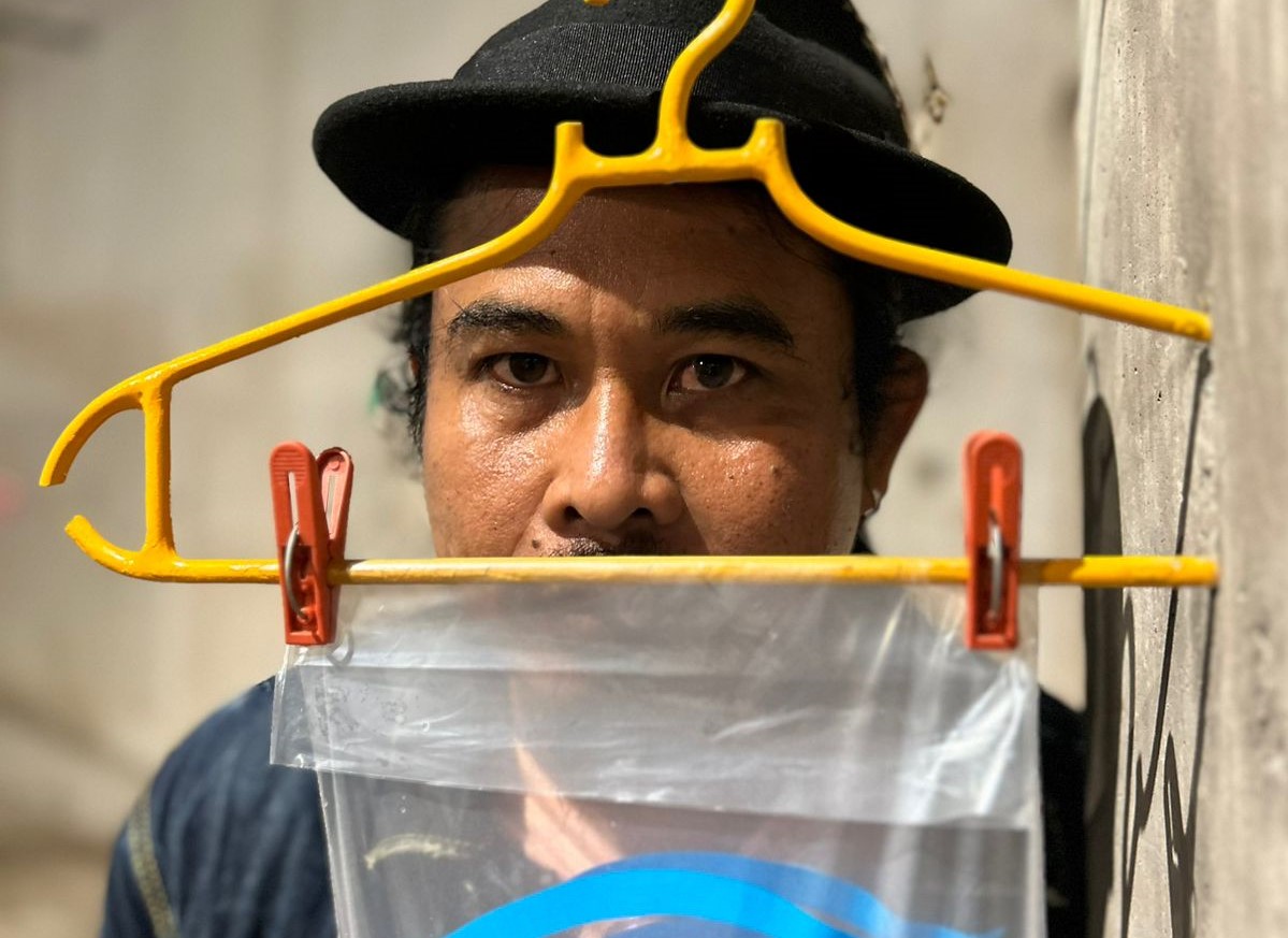 I Ketut Putrayasa, bersama karya instalasinya, "Proyek Mengeringkan Air"